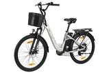 E-bike urbana TTGO C2 Pro color gris plata vista desde el ángulo delantero izquierdo, destacando la suspensión delantera, el faro y su diseño elegante.
