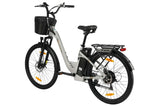 Vista diagonal trasera de la bicicleta eléctrica TTGO C2 Pro en color gris plata, destacando el motor de tracción trasera, portaequipajes y cesta sobre fondo aislado.