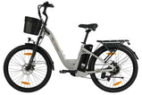 Vista diagonal trasera de la bicicleta eléctrica TTGO C2 Pro en color gris plata, destacando el motor de tracción trasera, portaequipajes y cesta sobre fondo aislado.