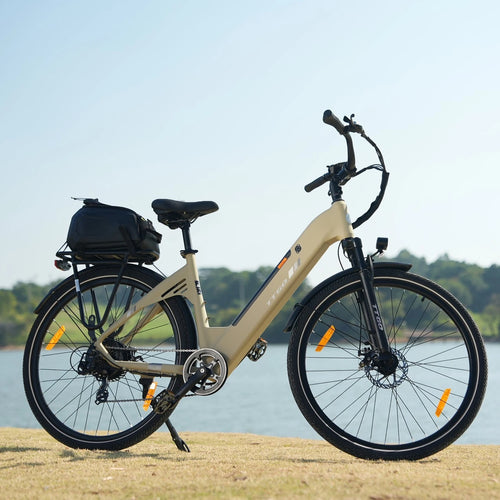 Bicicleta eléctrica TTGO C3 SE beige junto a un lago con bolsa instalada en el portaequipajes trasero