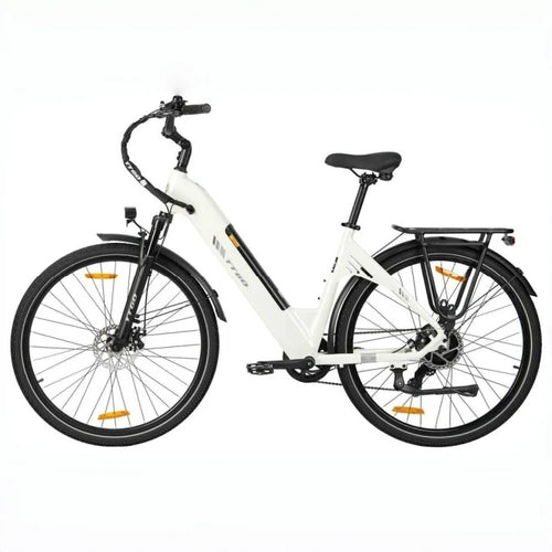 Bicicleta eléctrica TTGO C3 SE blanca vista lateral por el lado opuesto, con suspensión delantera, guardabarros y portaequipajes