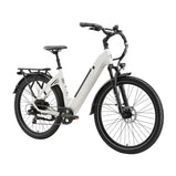 Bicicleta eléctrica TTGO C5 en color blanco vista en ángulo diagonal, con cuadro de acceso bajo, batería integrada, suspensión delantera, faro frontal, transmisión con cambio trasero, frenos de disco, guardabarros y portaequipajes trasero.