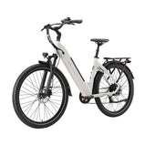 Bicicleta eléctrica TTGO C5 blanca vista en ángulo frontal, con diseño de cuadro bajo, suspensión delantera, faro frontal, frenos de disco, neumáticos anchos, guardabarros completos y portaequipajes trasero.