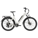 Vista lateral completa de la bicicleta eléctrica TTGO C5 blanca, mostrando el cuadro de acceso bajo, la batería integrada, la transmisión con cambio trasero, los frenos de disco, la suspensión delantera, los guardabarros y el portaequipajes.