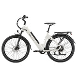 Vista lateral de la bicicleta eléctrica TTGO C5 en color blanco, equipada con cuadro de acceso bajo, batería integrada, horquilla delantera con suspensión, frenos de disco, guardabarros, iluminación y portaequipajes trasero.