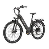 Bicicleta eléctrica TTGO C5 en color gris oscuro vista en ángulo frontal, con cuadro de acceso bajo, horquilla delantera con suspensión, faro delantero, guardabarros, neumáticos de gran tamaño y portaequipajes trasero.