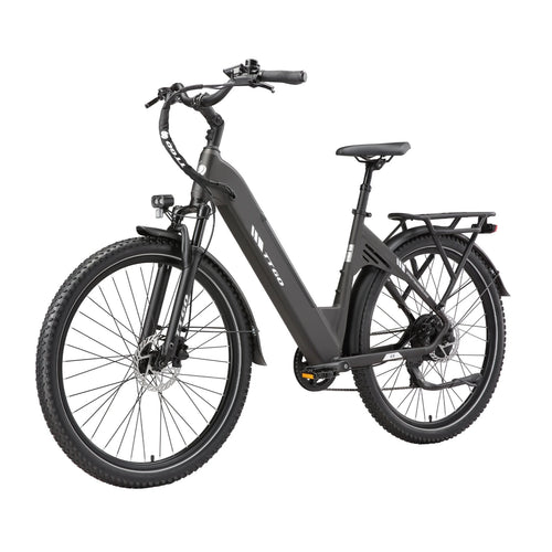 Bicicleta eléctrica TTGO C5 en color gris oscuro vista en ángulo frontal, con cuadro de acceso bajo, horquilla delantera con suspensión, faro delantero, guardabarros, neumáticos de gran tamaño y portaequipajes trasero.