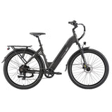 Vista lateral completa de la bicicleta eléctrica TTGO C5 en gris oscuro, con cuadro de acceso bajo, batería integrada en el cuadro, transmisión con cambio trasero, frenos de disco, suspensión delantera, guardabarros y portaequipajes.