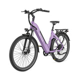 Bicicleta eléctrica TTGO C5 morada vista desde un ángulo frontal, equipada con cuadro de acceso bajo, batería integrada, horquilla delantera con suspensión, faro delantero, frenos de disco, guardabarros y portaequipajes trasero.
