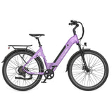 Vista lateral de la bicicleta eléctrica TTGO C5 en color morado, mostrando claramente la transmisión con cadena, plato y cambio trasero, además del cuadro de acceso bajo, batería integrada, suspensión delantera, frenos de disco, guardabarros y portaequipajes.