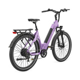 Bicicleta eléctrica TTGO C5 en color morado vista desde un ángulo trasero diagonal, mostrando la transmisión con cadena y cambio trasero, el portaequipajes, la luz trasera, los guardabarros, los frenos de disco y el cuadro de acceso bajo.