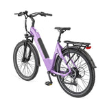 Vista trasera diagonal de la bicicleta eléctrica TTGO C5 morada, con cuadro de acceso bajo, batería integrada, portaequipajes trasero, luz trasera, guardabarros completos, suspensión delantera y frenos de disco.