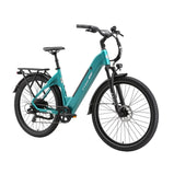 Bicicleta eléctrica TTGO C5 en color turquesa vista en ángulo diagonal, con cuadro de acceso bajo, batería integrada, horquilla delantera con suspensión, faro frontal, transmisión con cambio trasero, frenos de disco, guardabarros y portaequipajes trasero.