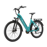 Bicicleta eléctrica TTGO C5 turquesa vista desde un ángulo frontal, equipada con cuadro bajo, batería integrada, horquilla delantera con suspensión, faro delantero, frenos de disco, guardabarros completos y portaequipajes trasero.