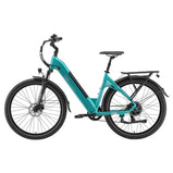 Vista lateral de la bicicleta eléctrica TTGO C5 en color turquesa, con cuadro de acceso bajo, batería integrada en el tubo diagonal, suspensión delantera, frenos de disco, neumáticos de perfil ancho, guardabarros y portaequipajes trasero.