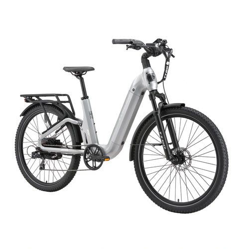 Bicicleta eléctrica TTGO E-SUVO plateada con cuadro bajo, suspensión delantera y frenos de disco, vista frontal en ángulo