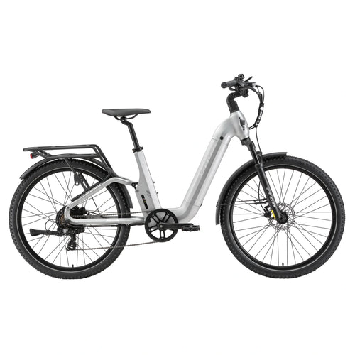 Bicicleta eléctrica TTGO E-SUVO plateada con cuadro de acceso bajo, suspensión delantera, guardabarros y portaequipajes trasero, vista lateral
