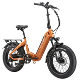 Bicicleta eléctrica plegable TTGO F6 Boost naranja sobre césped en entorno rural.