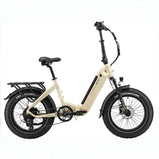 Bicicleta eléctrica plegable TTGO F6 Boost en entorno rural sobre césped naranja