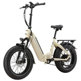 Bicicleta eléctrica plegable TTGO F6 Boost naranja sobre césped en entorno rural