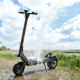 Zwheel GT1 patinete eléctrico junto al agua con salpicaduras en un entorno exterior